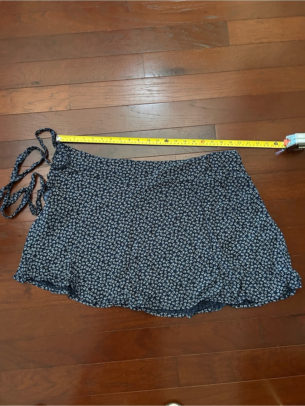 Brandy Melville Genevieve Wrap Mini Skirt Blue with White floral one size - Picture 9 of 9